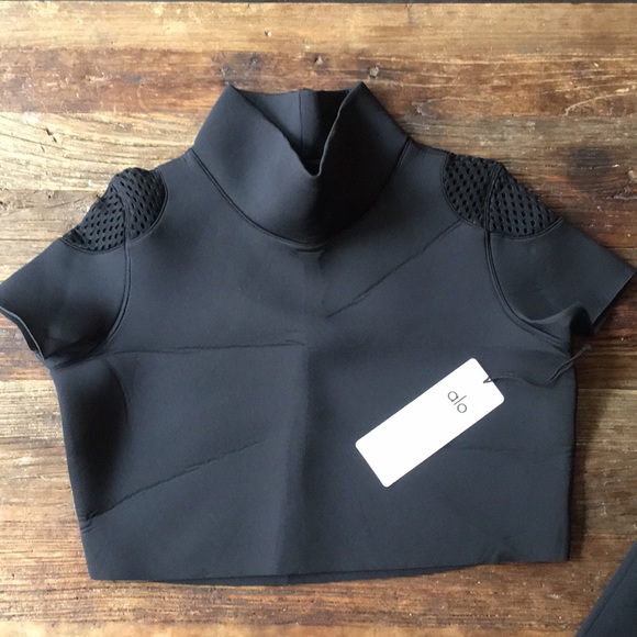 Alo Yoga cute crop top in black with Mesh detail - Picture 1 of 4